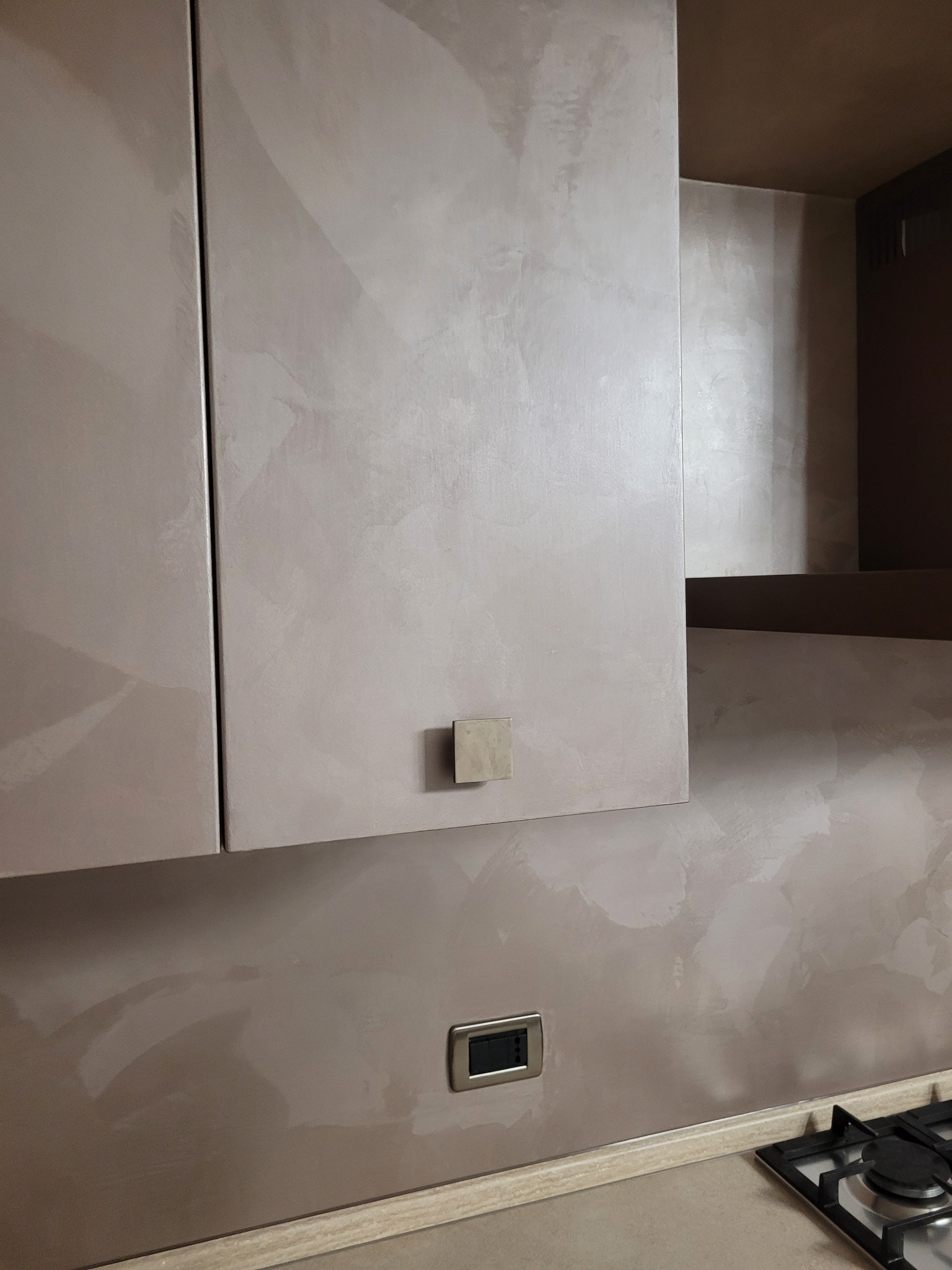 Finitura decorativa coordinata su parete e mobili della cucina